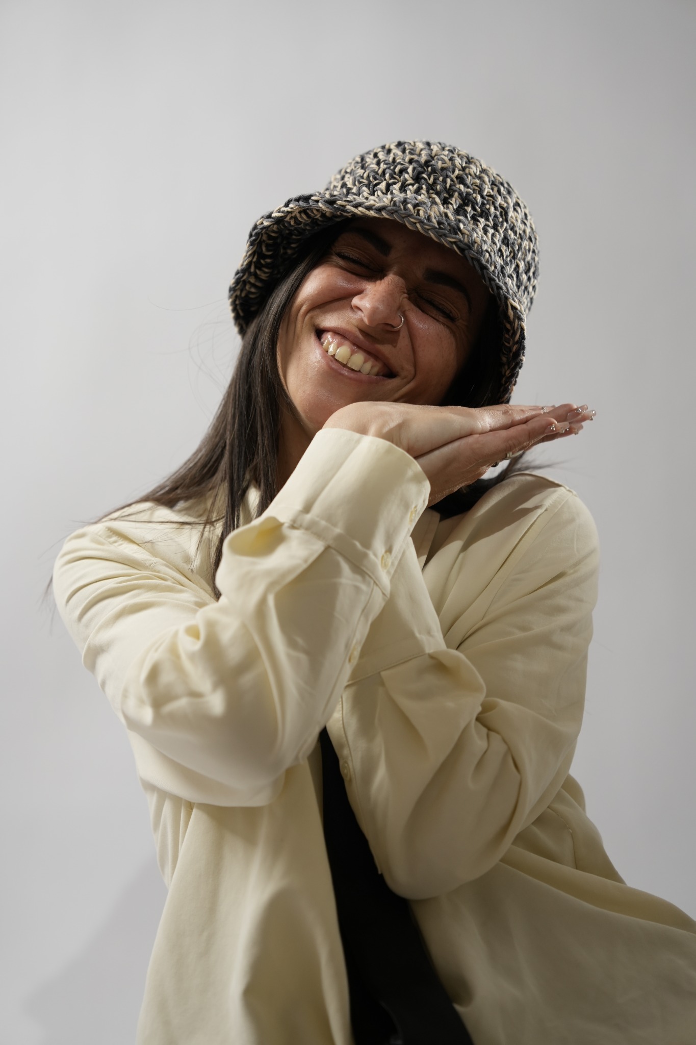 Stefania sorridente con cappello nero e beige