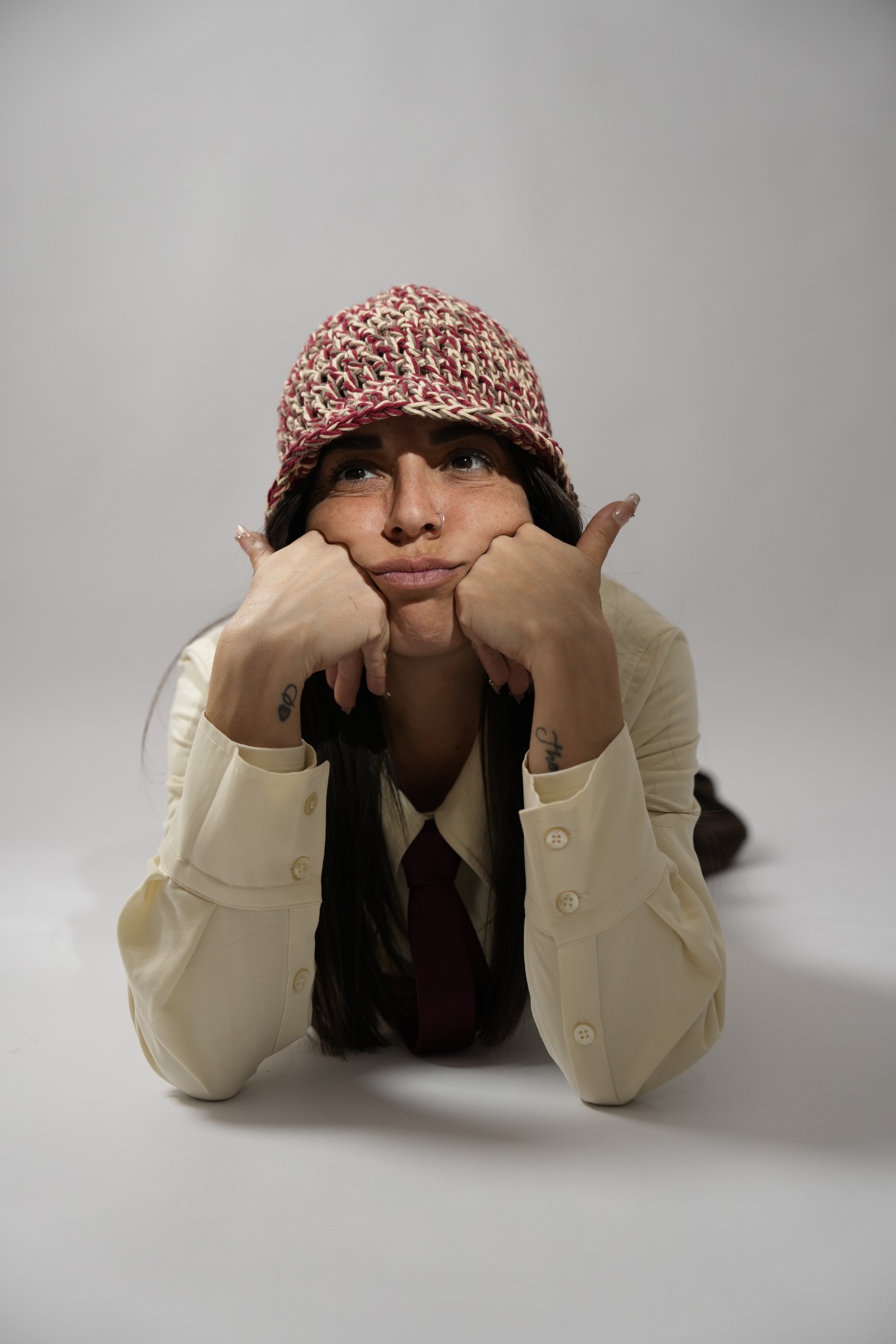 Stefania con cappello rosa e bianco